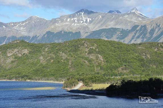 A Carretera Austral serpenteia oela orla do lago O'Higgins, região de Villa O'Higgins, no sul do Chile